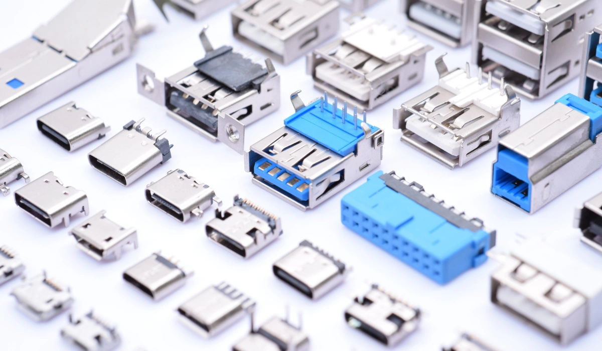Diferentes tipos de conectores USB alineados para mostrar sus formas y tamaños