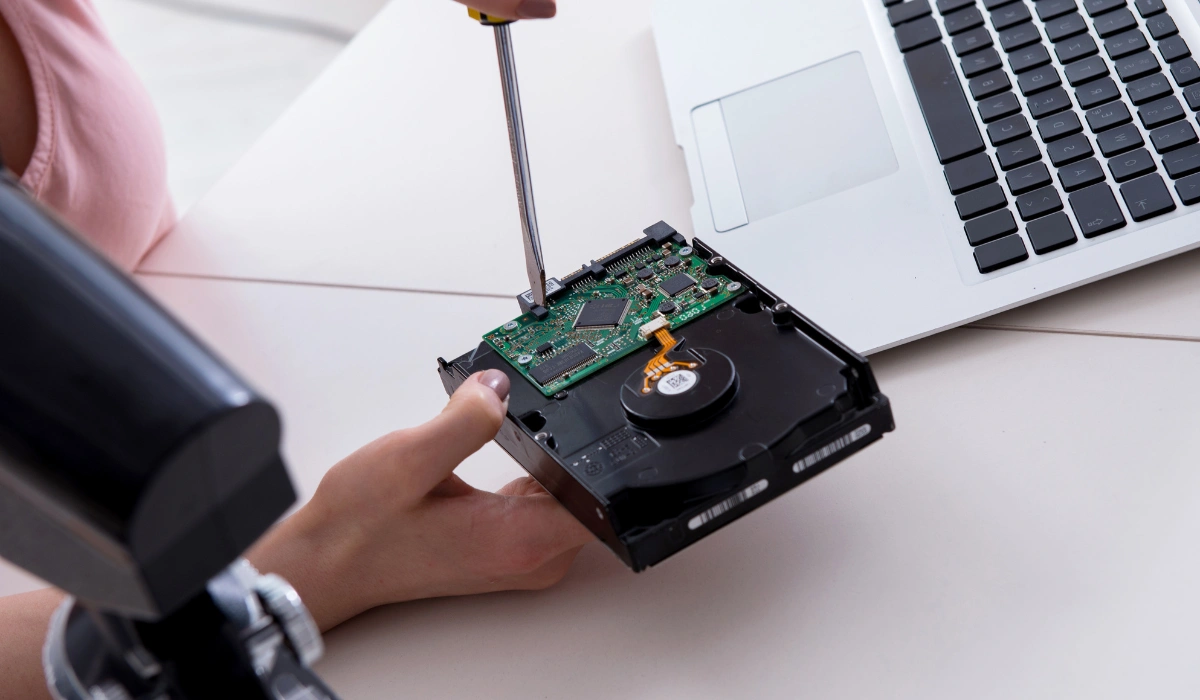 Comparativa visual de los tres tipos de disco duro: HDD, SSD SATA y SSD NVMe