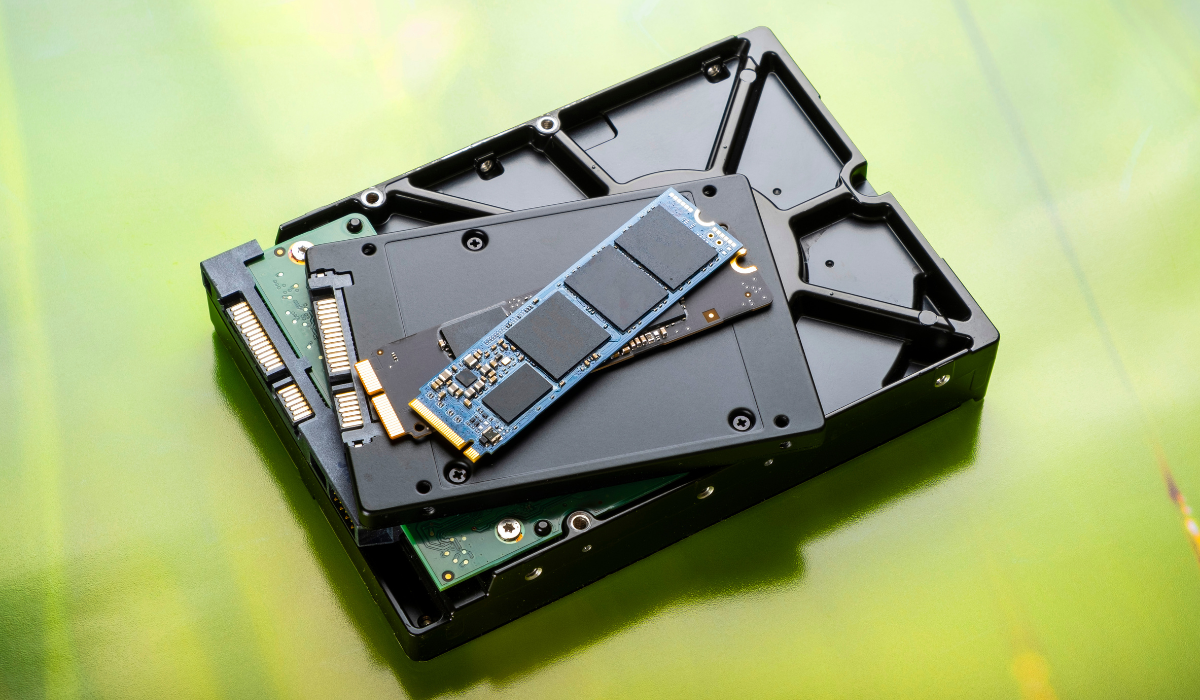 Comparativa gráfica entre un disco NVMe M.2 y un disco SSD SATA de 2.5 pulgadas