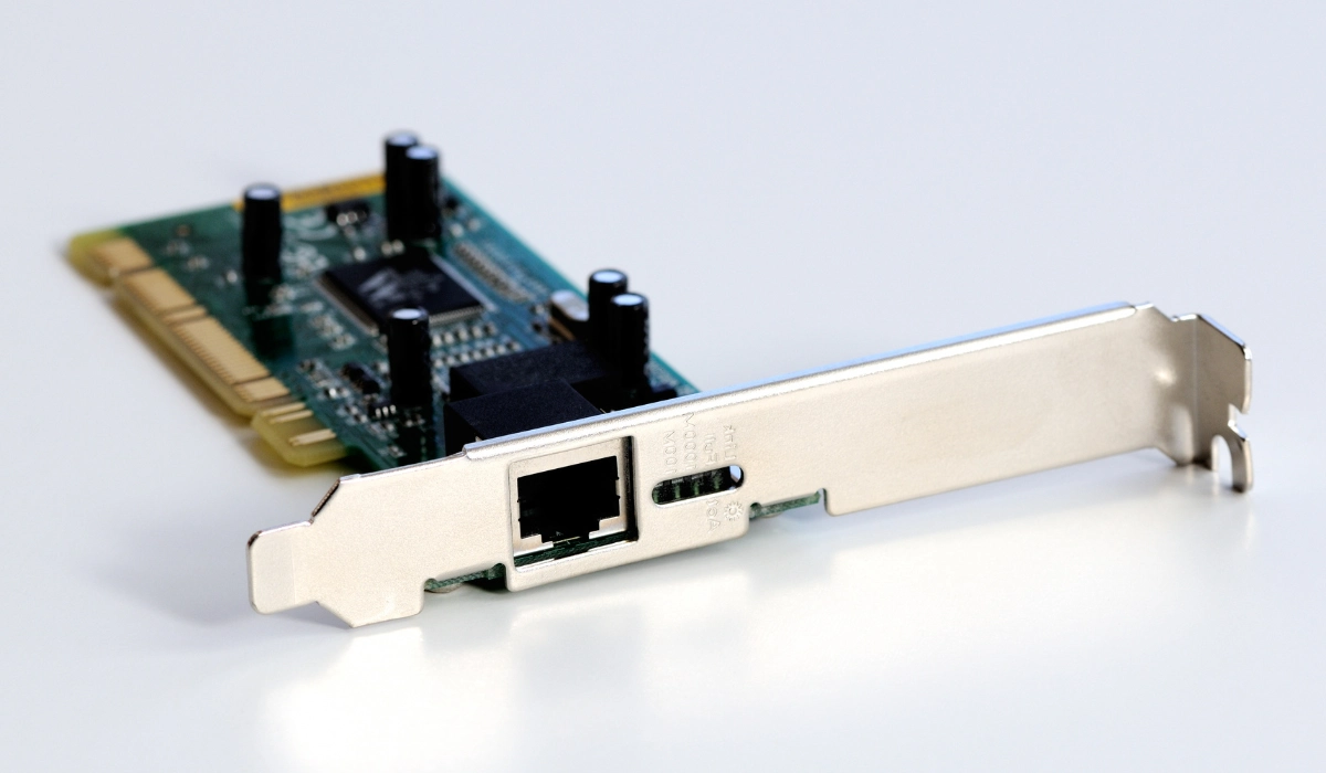 Primer plano de una tarjeta de red Ethernet mostrando su puerto RJ-45