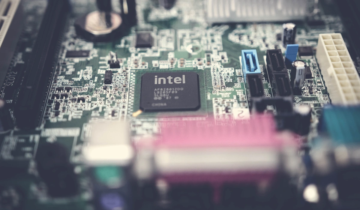 Logotipos de Windows 11, Intel y AMD mostrando la compatibilidad de procesadores