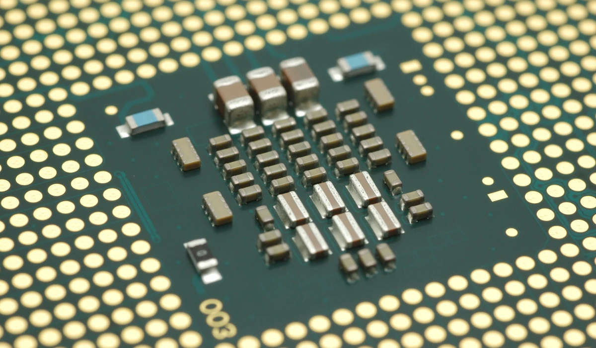Comparativa de los logotipos de procesadores Intel Core y AMD Ryzen